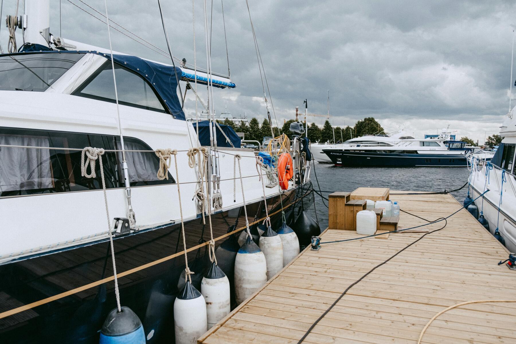 Fendrar skyddar båten vid förtöjning