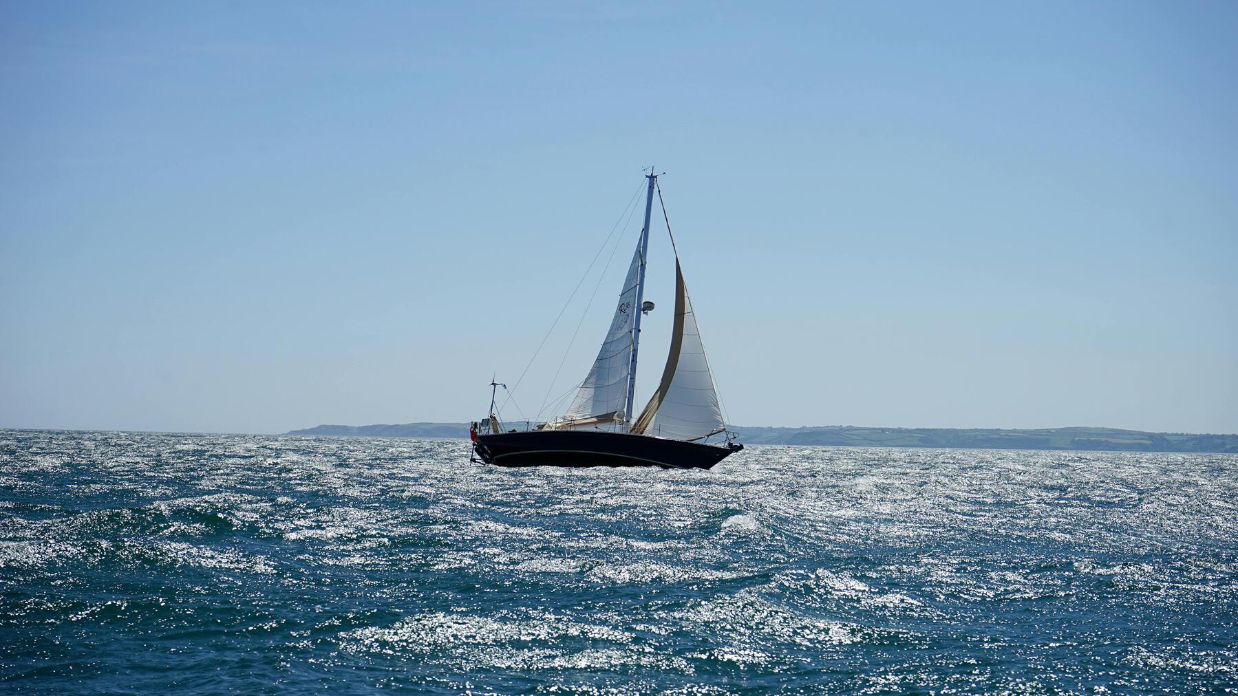 Fördelarna med autopilot på segelbåtar
